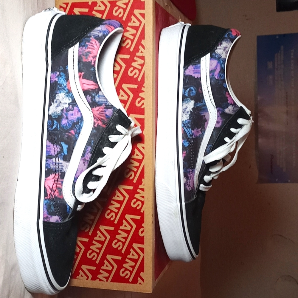 Brand new navs with a purple, pink & blue highlights.